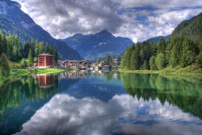 Pernottare vicino alle rive del lago Álleghe