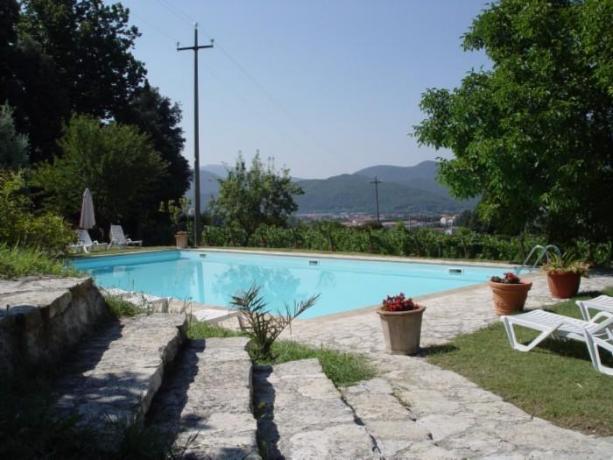 Piscina con lettini agriturismo a Umbertide vicino Perugia 