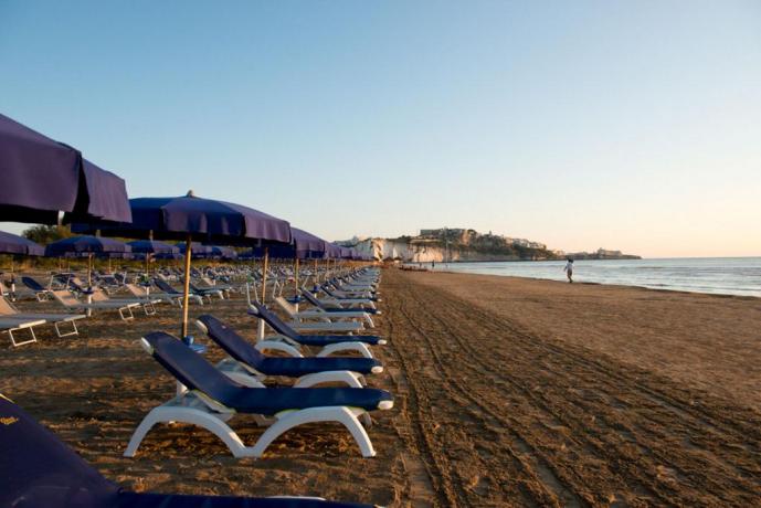 Spiaggia di sabbia e ombrelloni in Puglia 