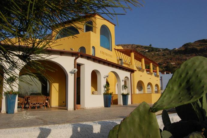 Hotel 4 stelle immerso nel verde Siciliano