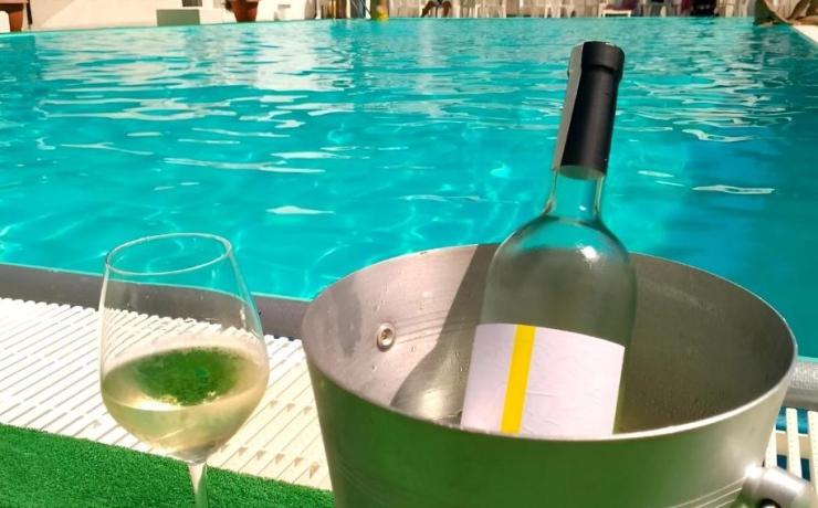 Aperitivo in piscina in Abruzzo