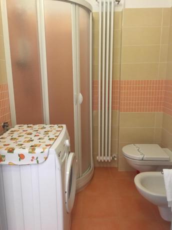 Bagno appartamento-vacanza 8persone polignano-a-mare doccia-asciugamani