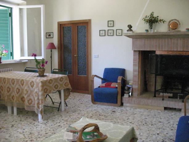 Camera con camino in cucina B&B a Corciano