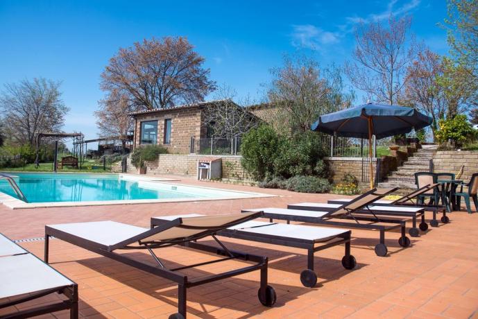 Piscina uso esclusivo con lettini e ombrelloni