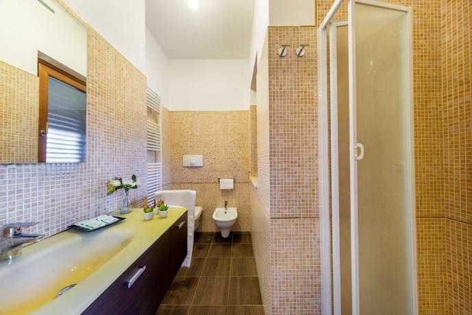 Bagno privato con box doccia appartamento-vacanza Laureana Cilento 