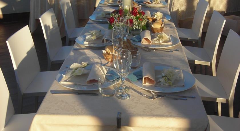 Hotel per convegni Fano, veranda ristorante vista mare.