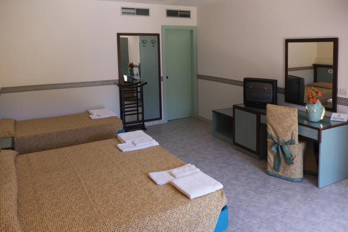 Hotel con camera matrimoniale tv e armadio