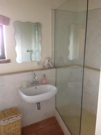 Bagno camera con box doccia e phon