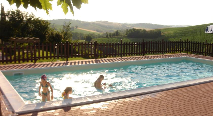 Agriturismo con Piscina a Montecarotto 