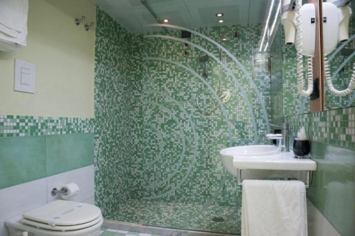 Bagno con doccia Hotel 4 stelle Scario-Cilento
