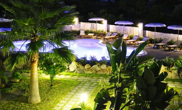 Piscina esterna notturna Hotel Isole Eolie