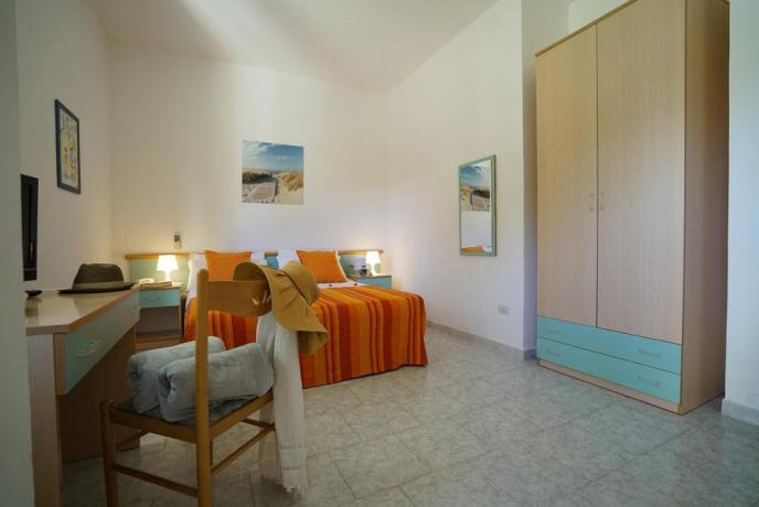 camera con tv-frigobar-armadio-scrivania hotel-residence Sellia-marina