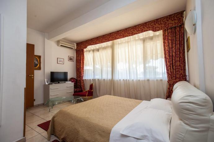 Camera matrimoniale in Hotel ad Ostia con tv