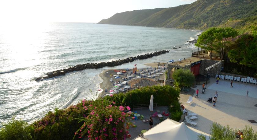 Spiaggia con animazione adulti e bambini 