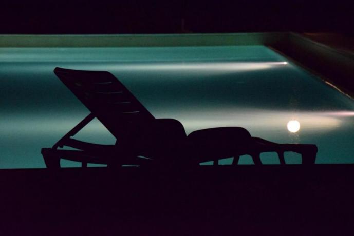 bagno di notte con piscina illuminata 