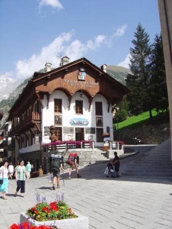 City center of Courmayeur, cheap B & B's