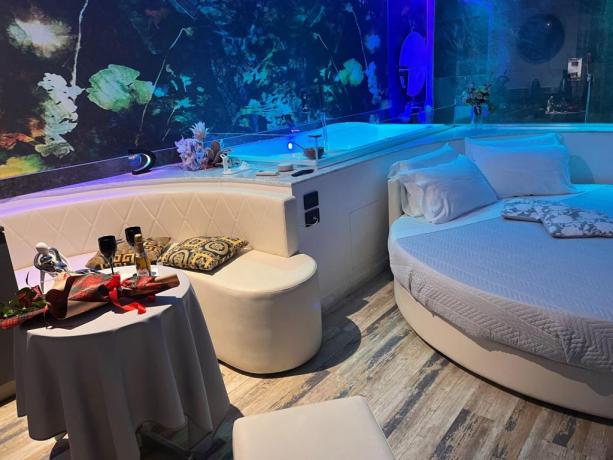 Serata Romantica a Sorpresa Camera con Vasca-Idromassaggio 