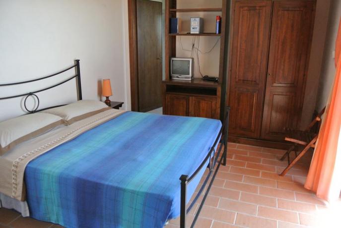 TV camera matrimoniale B&B casale San Terenziano
