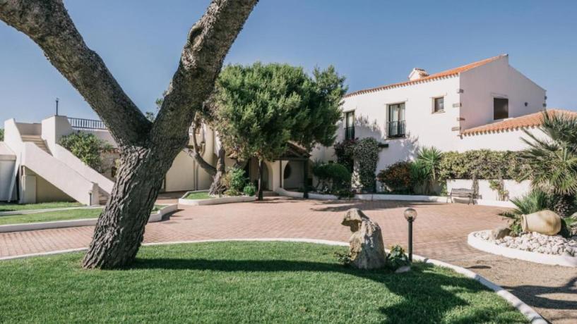 Villaggio con giardino, spiaggia privata, piscina