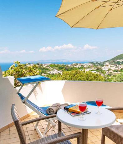 Camera con balcone attrezzato vista mare