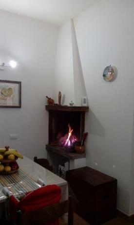 Cucina con camino vacanze a Spello