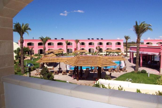 Piscina attrezzata con bar resort Porto-cesareo