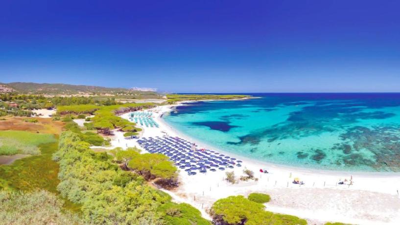 Spiaggia a 400 metri dal resort