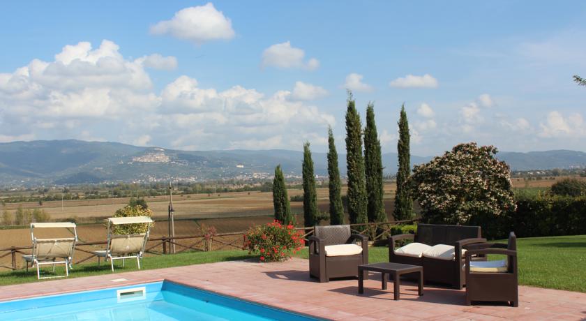 Agriturismo dotato di piscina esterna