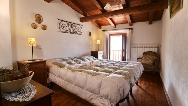 Camera matrimoniale con balcone, Fontecchio, Aquila 
