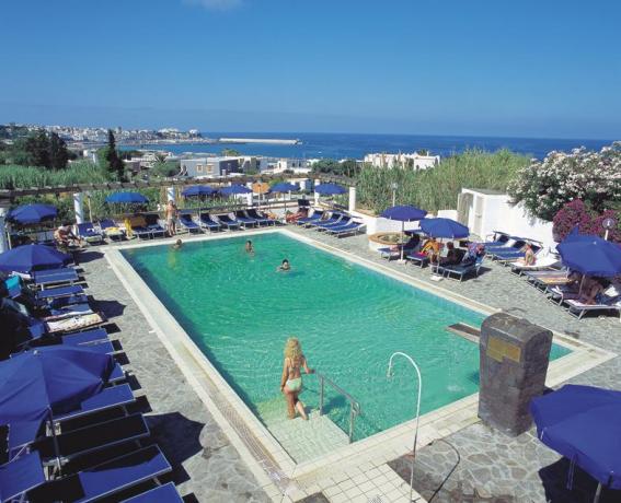 Splendida piscina esterna hotel ad ischia