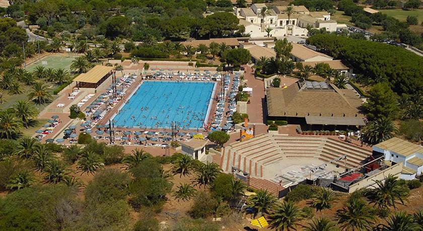 Area giochi e piscina