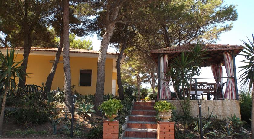 Parco esterno con gazebo
