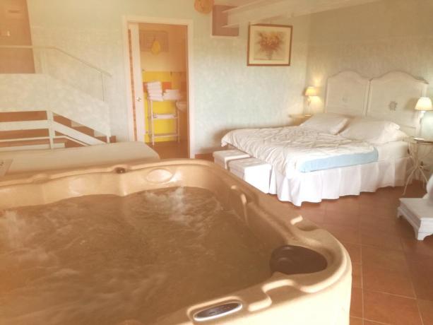 BB con Jacuzi e Piscina scoperta Colazione INCLUSA