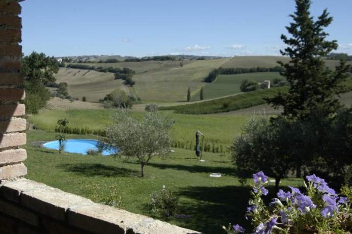 campi granturco e piscina in agriturismo Marche