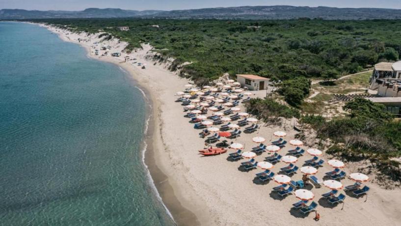 Spiaggia attrezzata con ombrelloni e lettini