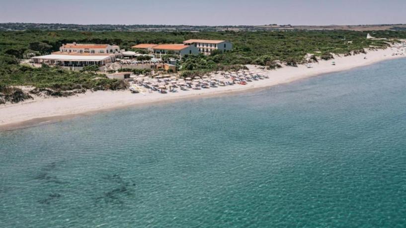 Villaggio 4 stelle Sardegna con mare cristallino 