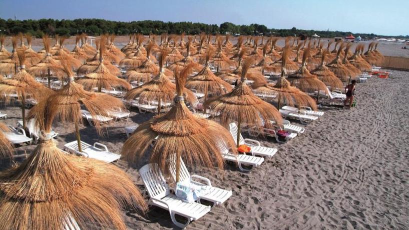 spiaggia privata ombrelloni di paglia Villaggio Nova-Siri 