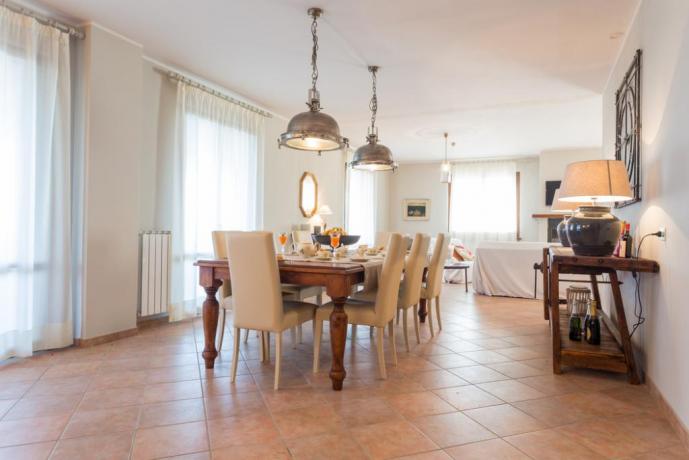 Sala da pranzo con accesso al porticato