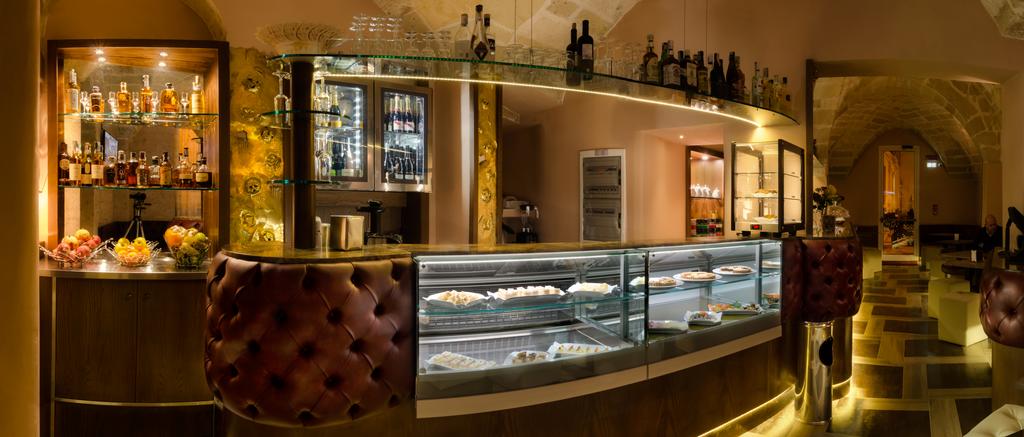 Lounge Bar con dolci albergo a Lecce