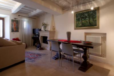 Soggiorno con camino e zona pranzo casa rose