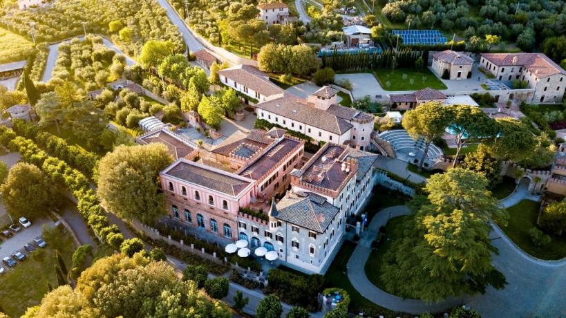 Vista aerea albergo di lusso tra Umbria-Toscana 