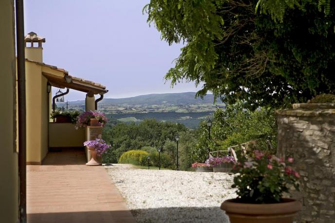 Agriturismo con Grande Piscina Esterna in Campagna 