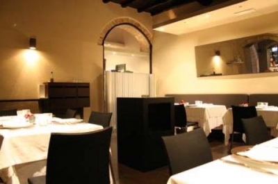 tavoli apparecchiati per la cena