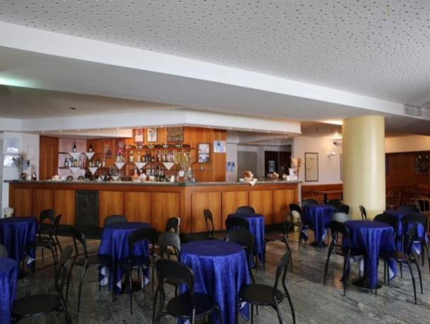 Zona Bar con tavoli in Hotel