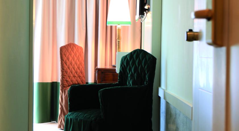 salottino della camera de lux in hotel Arcobaleno