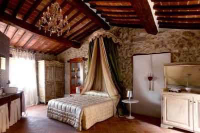 Casa Sofia letto a baldacchino e mobile cucina
