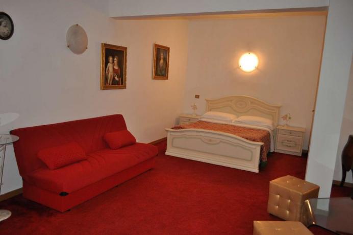 Splendida camera matrimoniale con divano letto Ostia