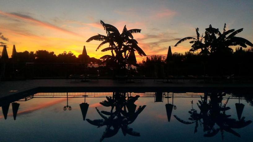 tramonto piscina-solarium hotel 3 stelle Rodi-garganico-Puglia