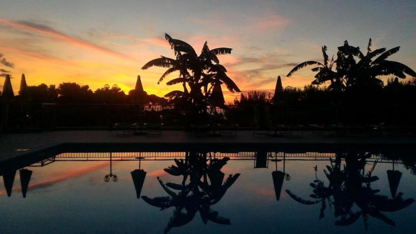 tramonto piscina-solarium hotel 3 stelle Rodi-garganico-Puglia 