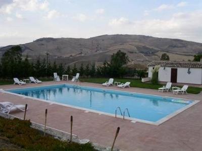 Piscina immersa nel verde 